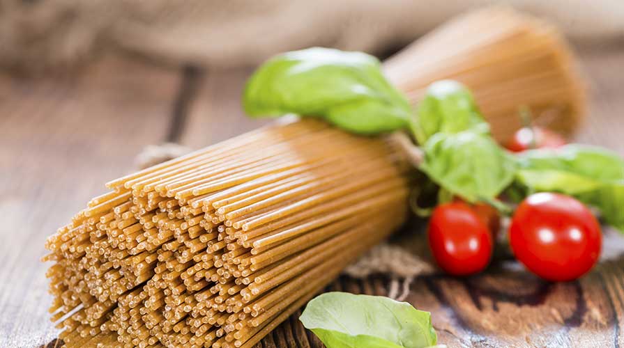 Spaghetti-integrali-con-melanzane-pomodoro-fresco-e-basilico