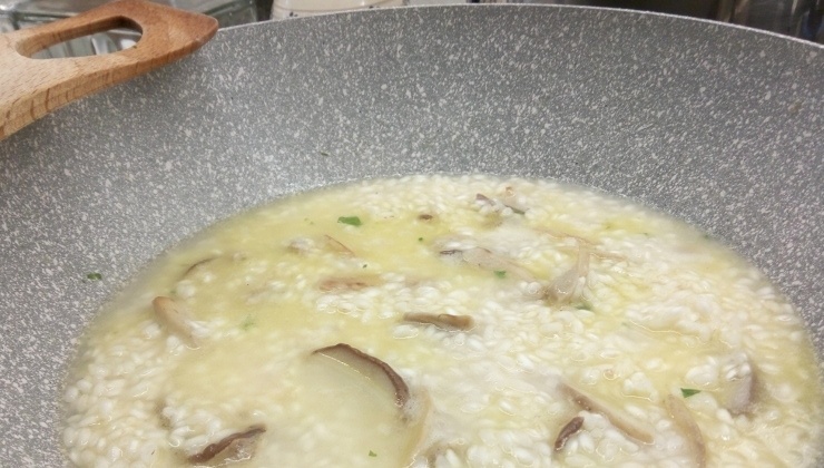 risotto ai funghi sul fuoco