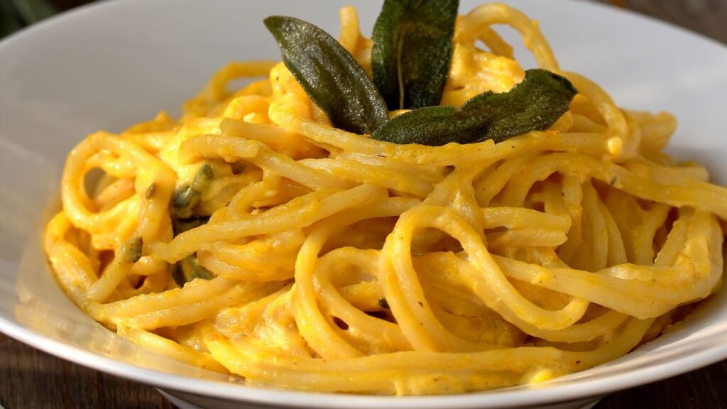 Spaghetti alla zucca: la ricetta autunnale facile e veloce