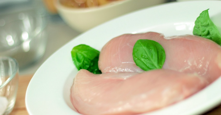 Lavare il pollo prima della cottura è pericoloso: ecco perché