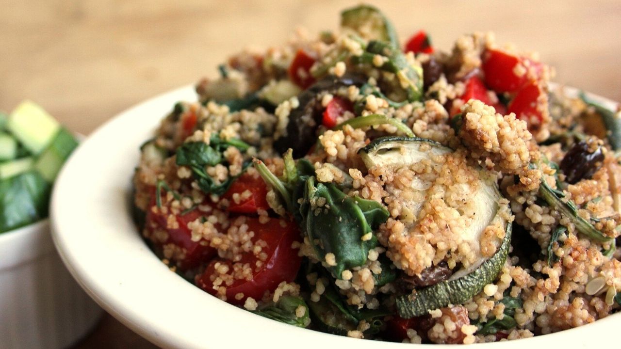 foto di un piatto di cous cous di verdure