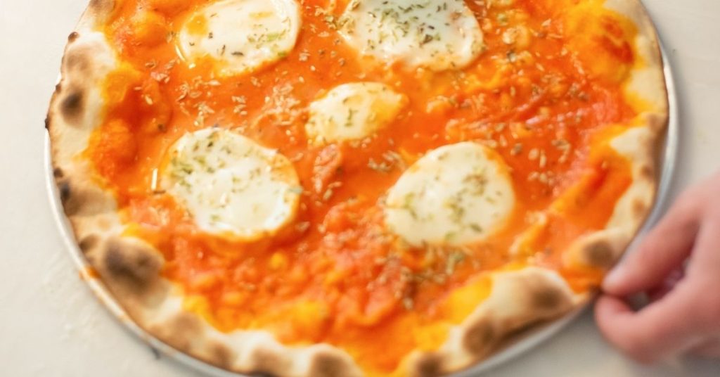 Come preparare la vera pizza napoletana? Ecco la ricetta