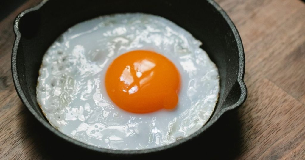 Uova al tegamino: come fare un occhio di bue perfetto