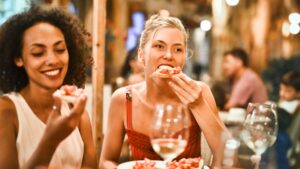 Benessere a tavola: 13 cibi da evitare a cena per stare bene