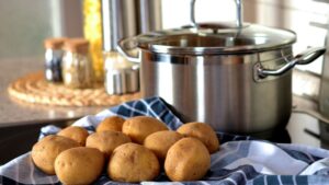Patate, pancetta e scamorza: gli ingredienti perfetti per gustosi spiedini