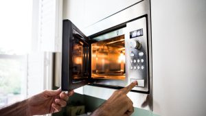 Scaldare i cibi nel forno a microonde fa male alla salute? Ecco la risposta definitiva