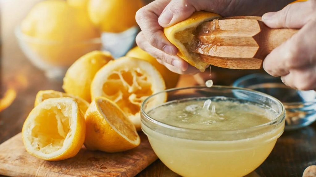 Acqua e limone al mattino, un rimedio miracoloso? Ecco come stanno davvero le cose, lo dice la scienza