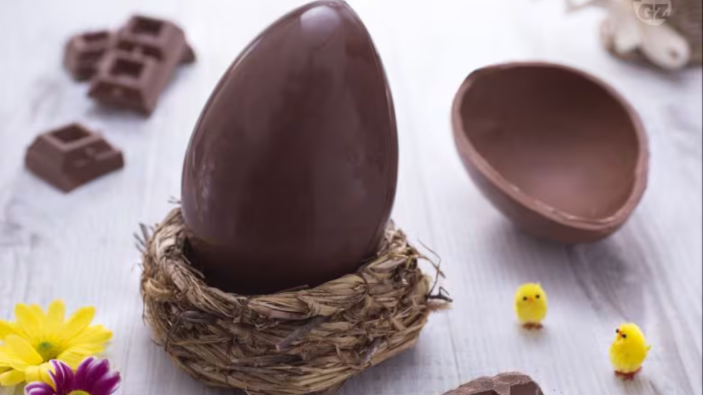Pasqua 2024, le uova saranno più “amare” del solito: la filiera del cacao è in crisi